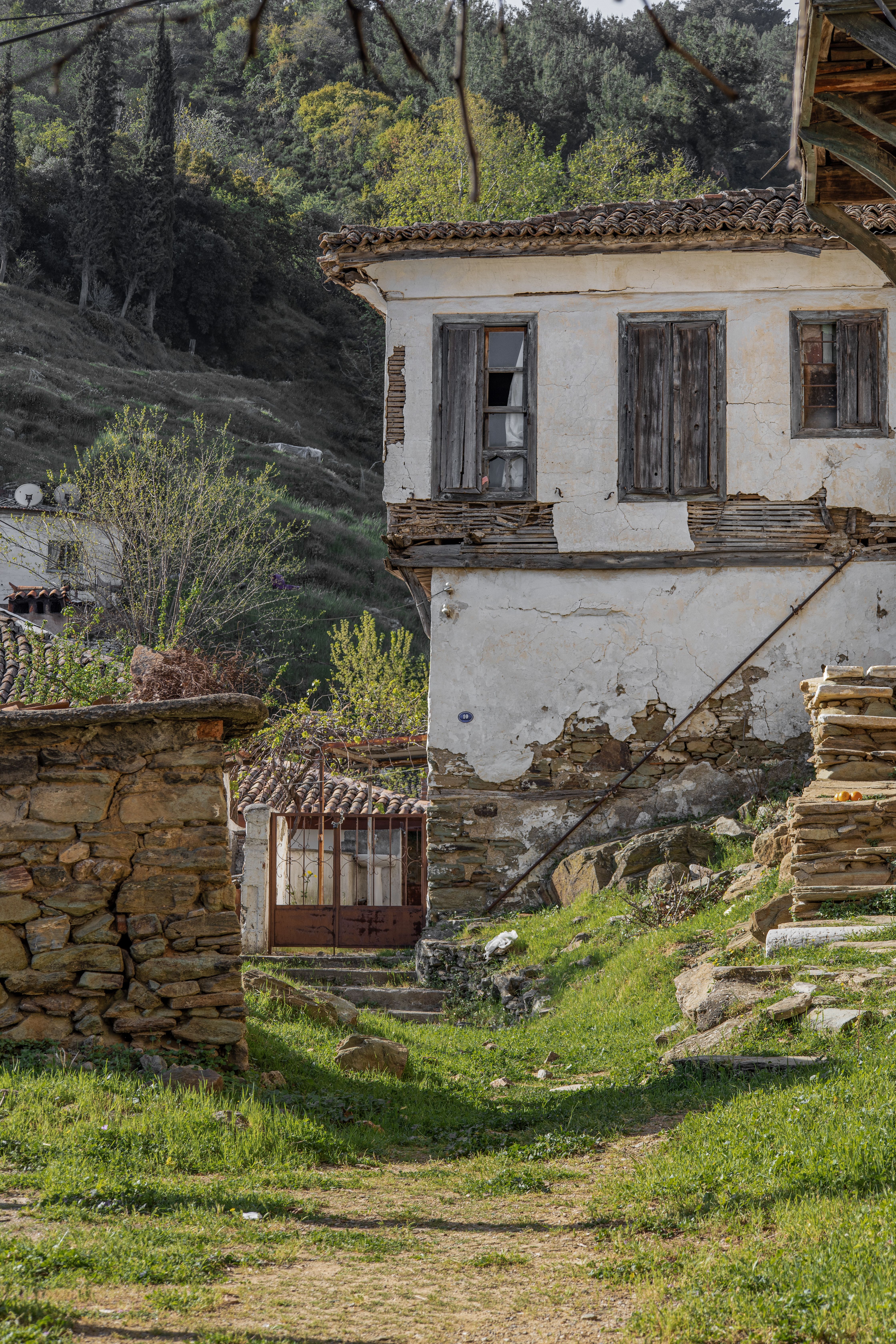 Abandoned House in Village · Free Stock Photo