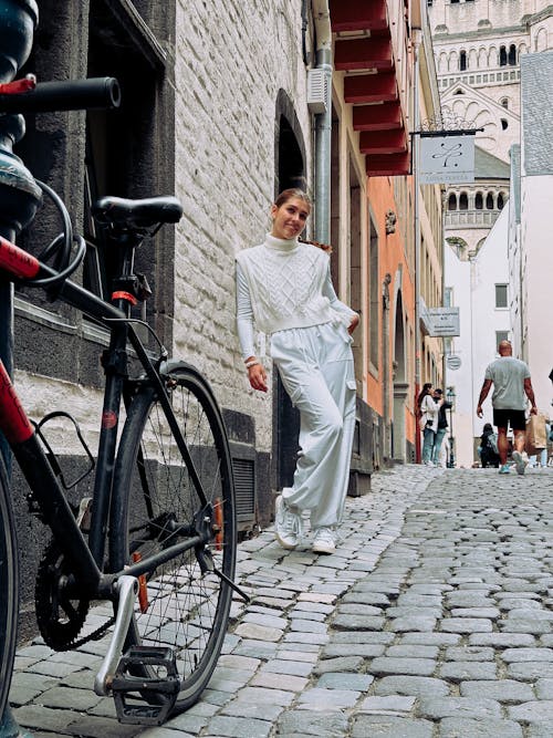 bisiklet, city, kadın portresi içeren Ücretsiz stok fotoğraf