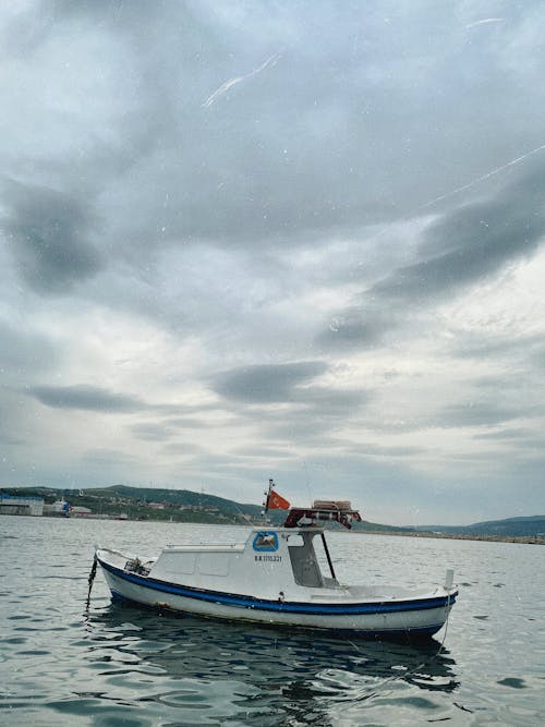 A small boat is sitting on the water