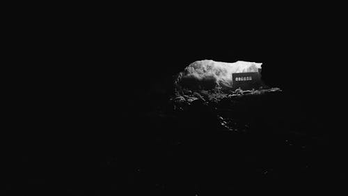 Základová fotografie zdarma na téma černá a bílá, jeskyně, obloha
