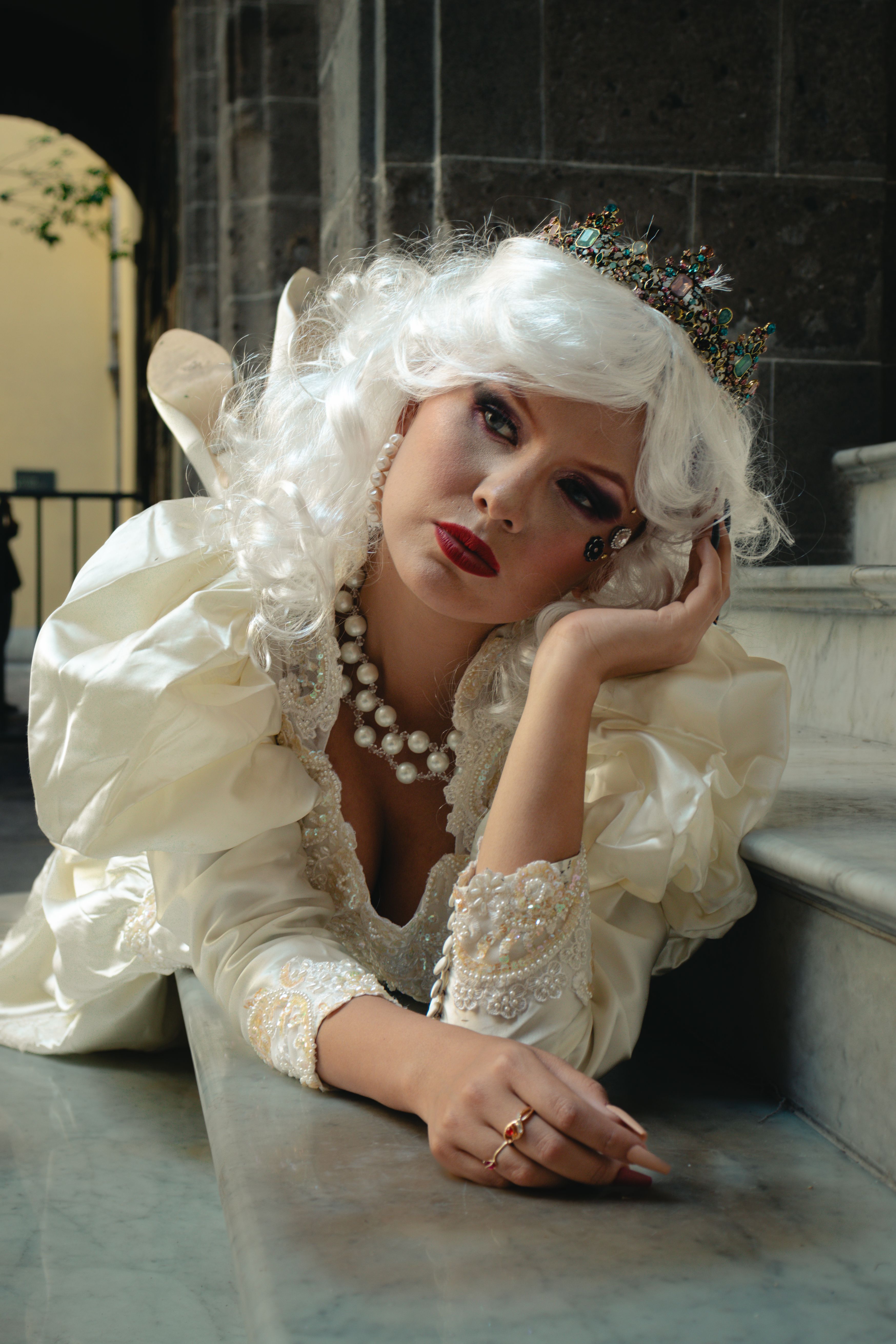 Portrait of a woman in fantasy costume with a white wig and crown in Ciudad de México.