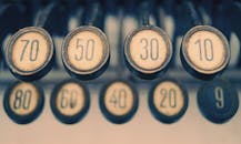 特写镜头展示了老式打字机带有复古感的数字按键