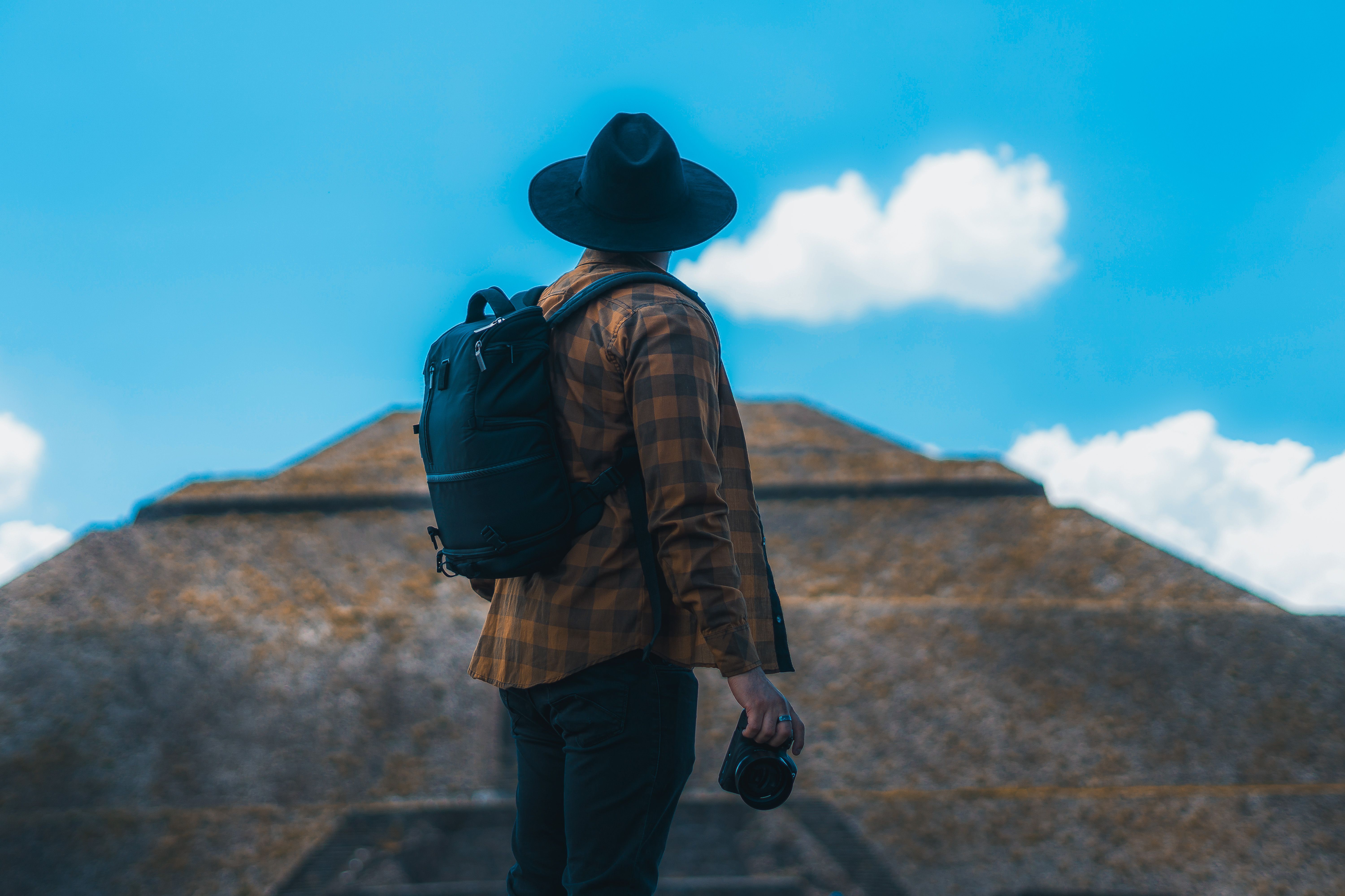 Gear up for summer trips with our complete Calpak luggage guide ✈️ — Photo by FranDany on Pexels