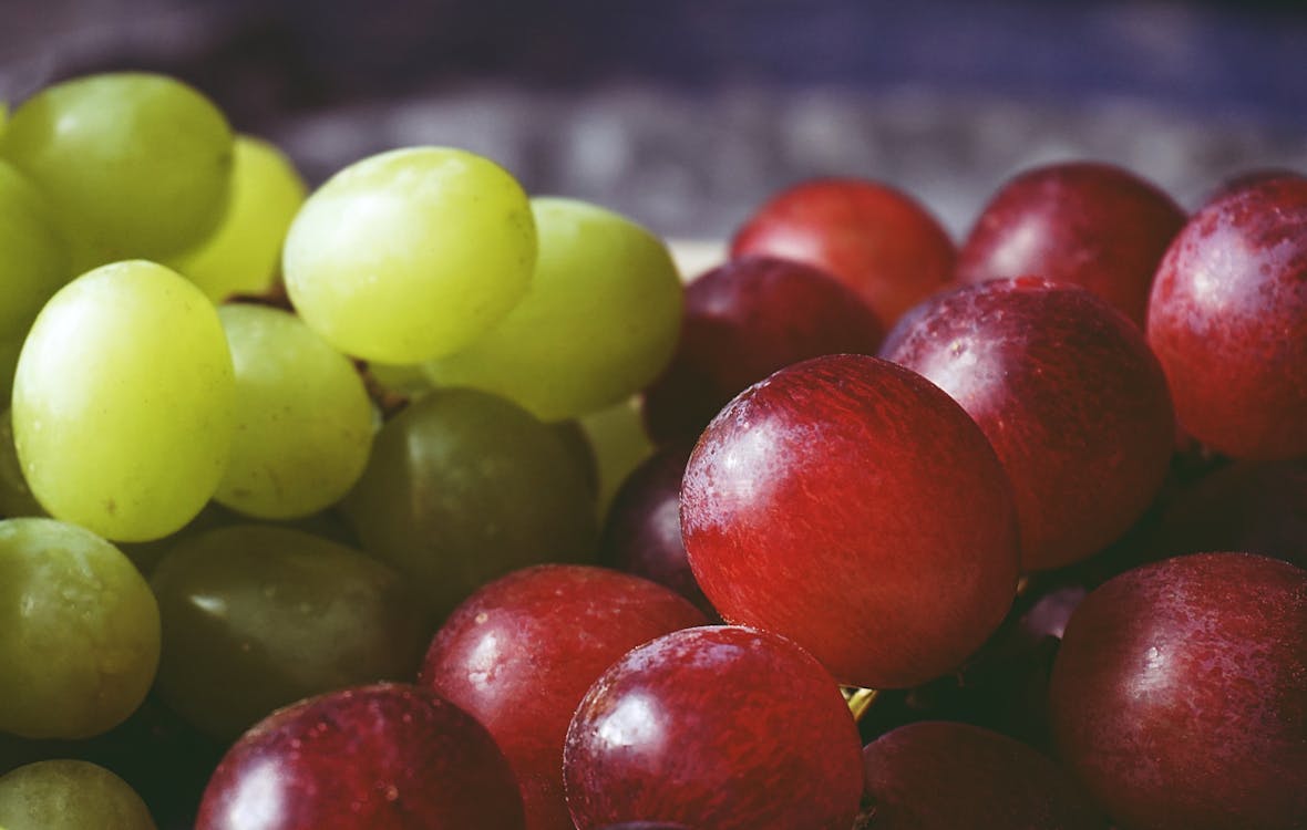 红色和绿色的葡萄