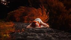 一位红发女子在秋意盎然的环境中静静休憩