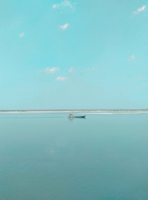 Mavi su, tekne, tekne güvertesi içeren Ücretsiz stok fotoğraf