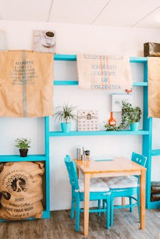 这家咖啡店内部明亮舒适，摆放着茶色家具，并以质朴的咖啡袋作为装饰