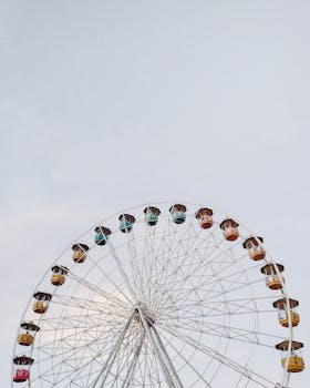 在晴朗的蓝天下，五颜六色的摩天轮展示了巴西狂欢节的乐趣