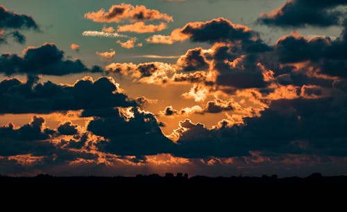 無料 雲に当たる太陽光線 写真素材