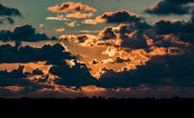 日落令人惊叹，云层引人注目，色彩鲜艳夺目