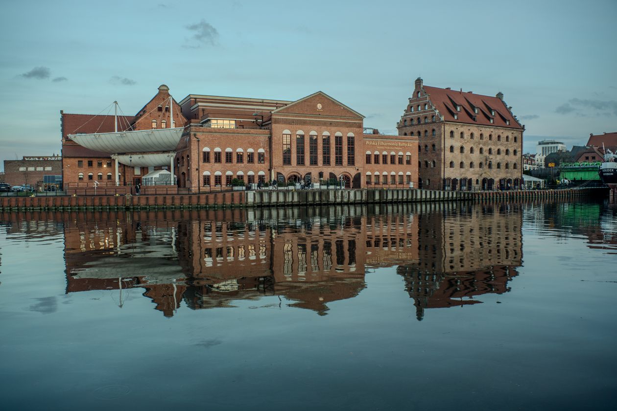 Cazare în Gdańsk: Filarmonica Baltică de pe Ołowianka, reflectată în Motława