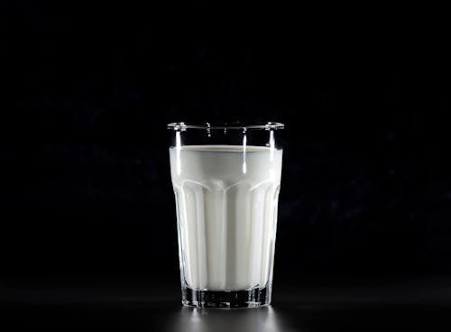 Glass Of Milk'in Gri Tonlamalı Fotoğrafı