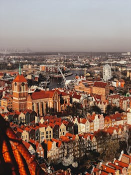 从空中俯瞰格但斯克老城区，可以看到圣玛丽教堂和充满活力的建筑