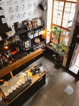 这家现代咖啡店内部视野开阔，配有木制柜台和舒适的家具，是商务和休闲的理想选择