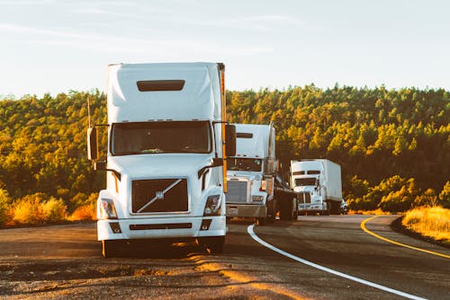 Witte Volvo Semi Vrachtwagen Aan Kant Van De Weg