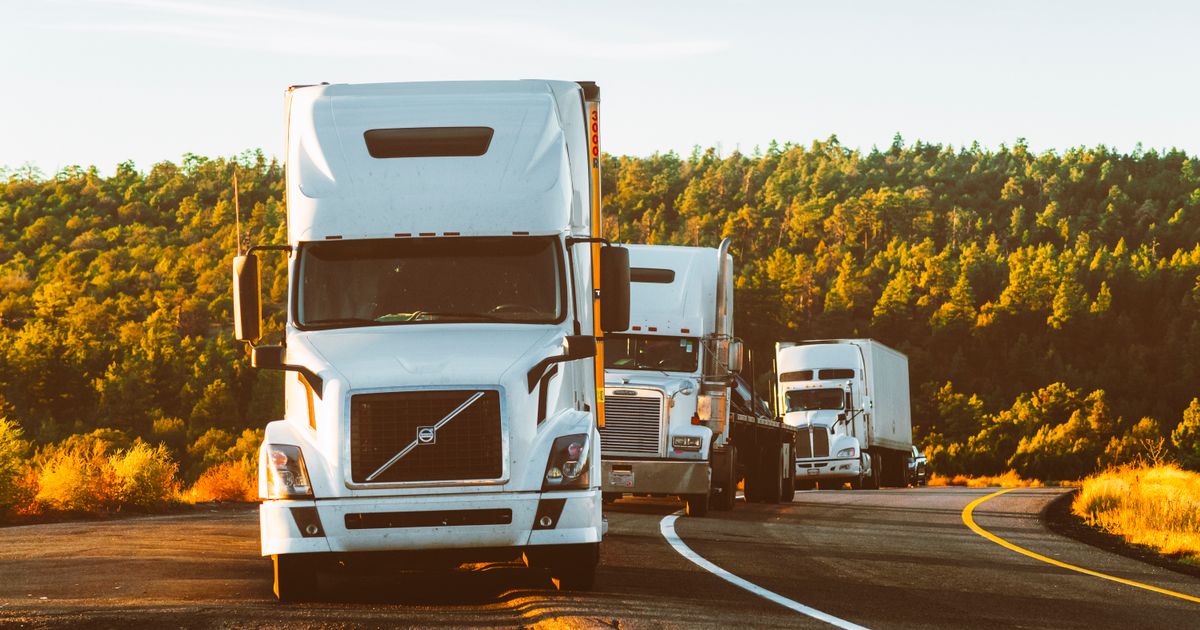 Caminhão toco e truck em rodovia — diferenças para frete em SP