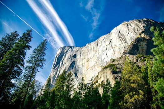 蔚蓝的天空下，埃尔卡皮坦高耸的花岗岩悬崖景色壮丽