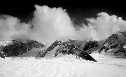 免费 夜间白雪覆盖的山脉 素材图片