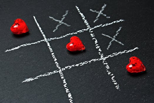 黑板网格上，井字游戏的棋子红心出现了激情转折