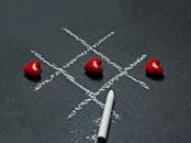 创意井字游戏，用黑板上的红心符号来玩