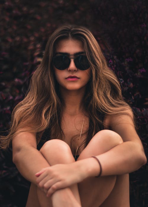 Mujer Sentada Con Gafas De Sol Negras