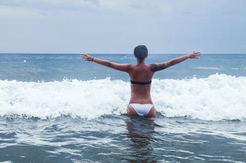 an, bikini, dalgalar içeren Ücretsiz stok fotoğraf