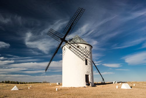 免费 白色和灰色的风车在空旷的田野 素材图片