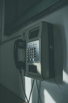 这张老式壁挂公用电话的灰度图像，令人回味复古技术