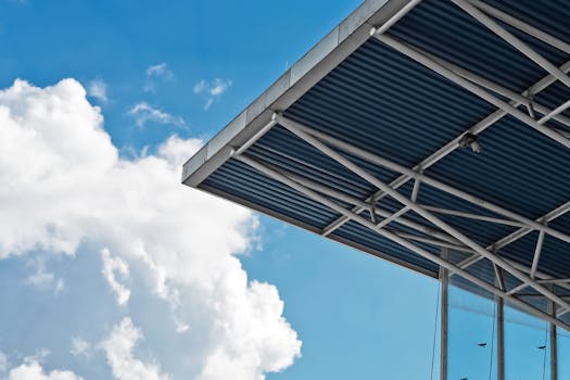 现代屋顶结构引人注目，蓝天与云彩相映，突显了城市建筑之美