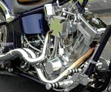 抛光镀铬摩托车发动机的详细视图，带有定制十字徽章