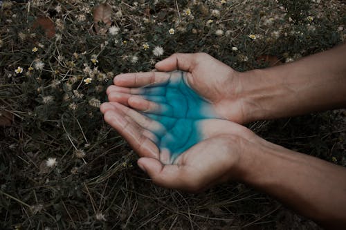 무료 블루 액체와 인간의 손 스톡 사진