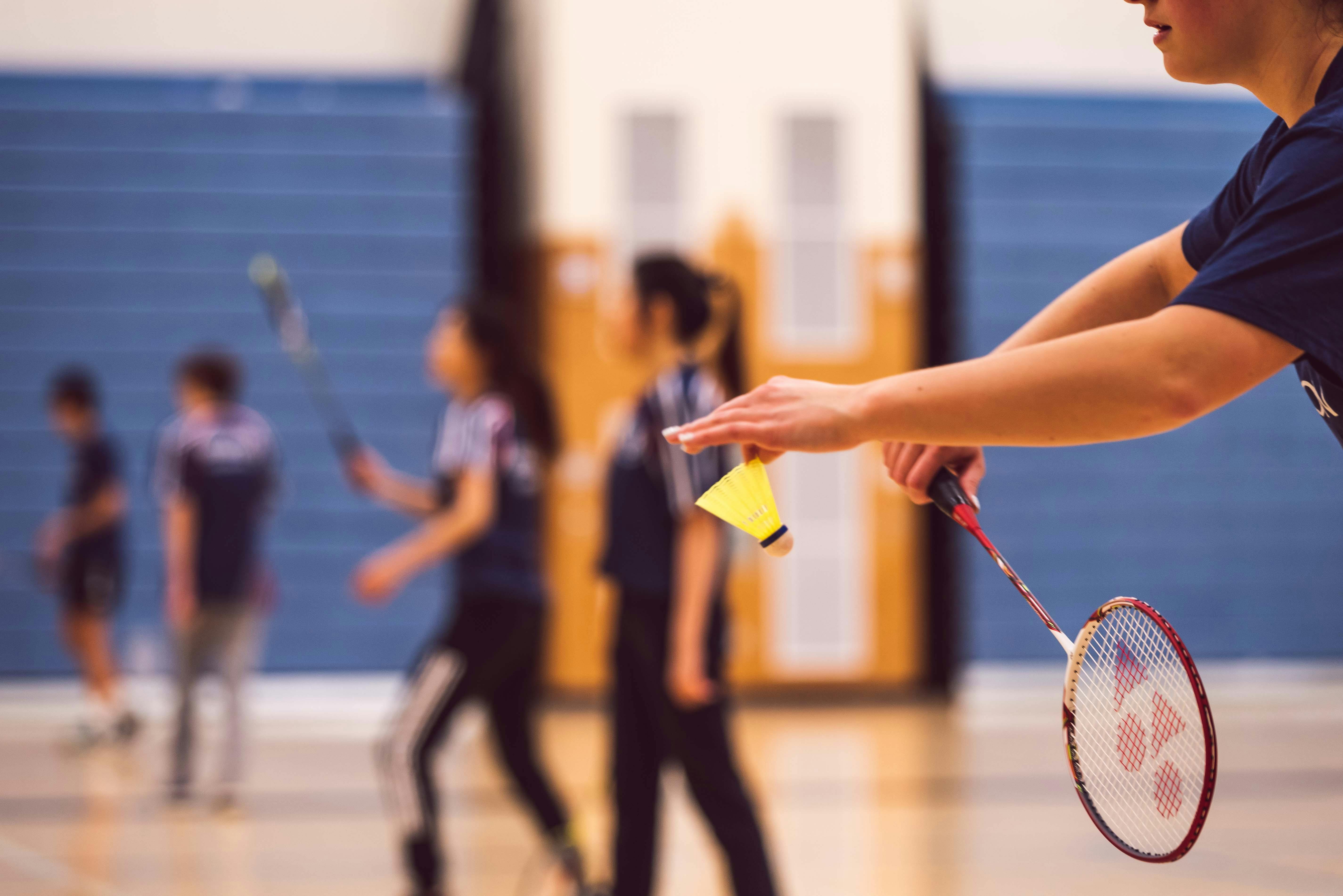 Hình nền thể thao môn cầu lông đẹp mang sắc màu dễ thương  Badminton  sport Badminton Sport poster design