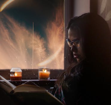 一个女人在烛光下读书，背景宁静而梦幻