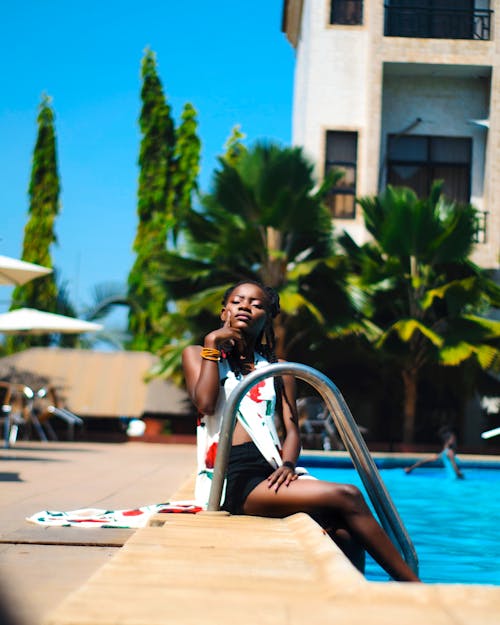Ücretsiz Havuz Kenarında Oturan Kadın Stok Fotoğraflar