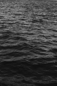 黄昏时分，捕捉海洋中单色波浪的宁静而喜怒无常的海景
