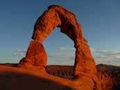 日落时分，在犹他州拱门国家公园拍摄标志性的精致拱门，展现其令人惊叹的红色色调