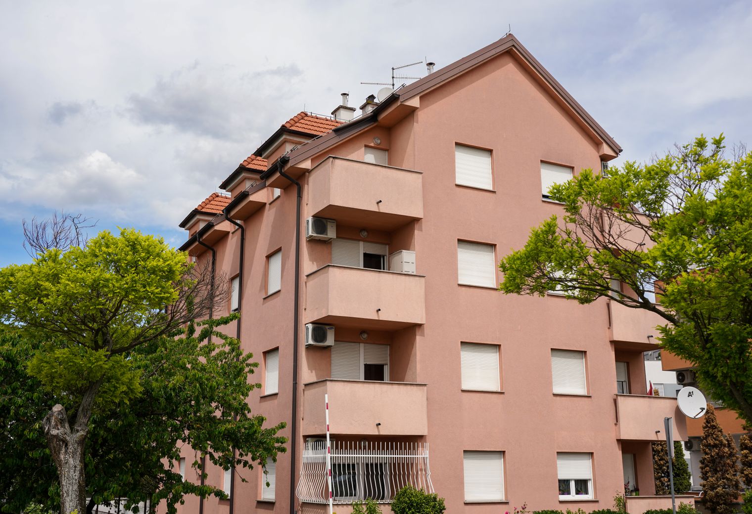 Exterior Painting in Ratcliff — walls rolled to an even, flat finish
