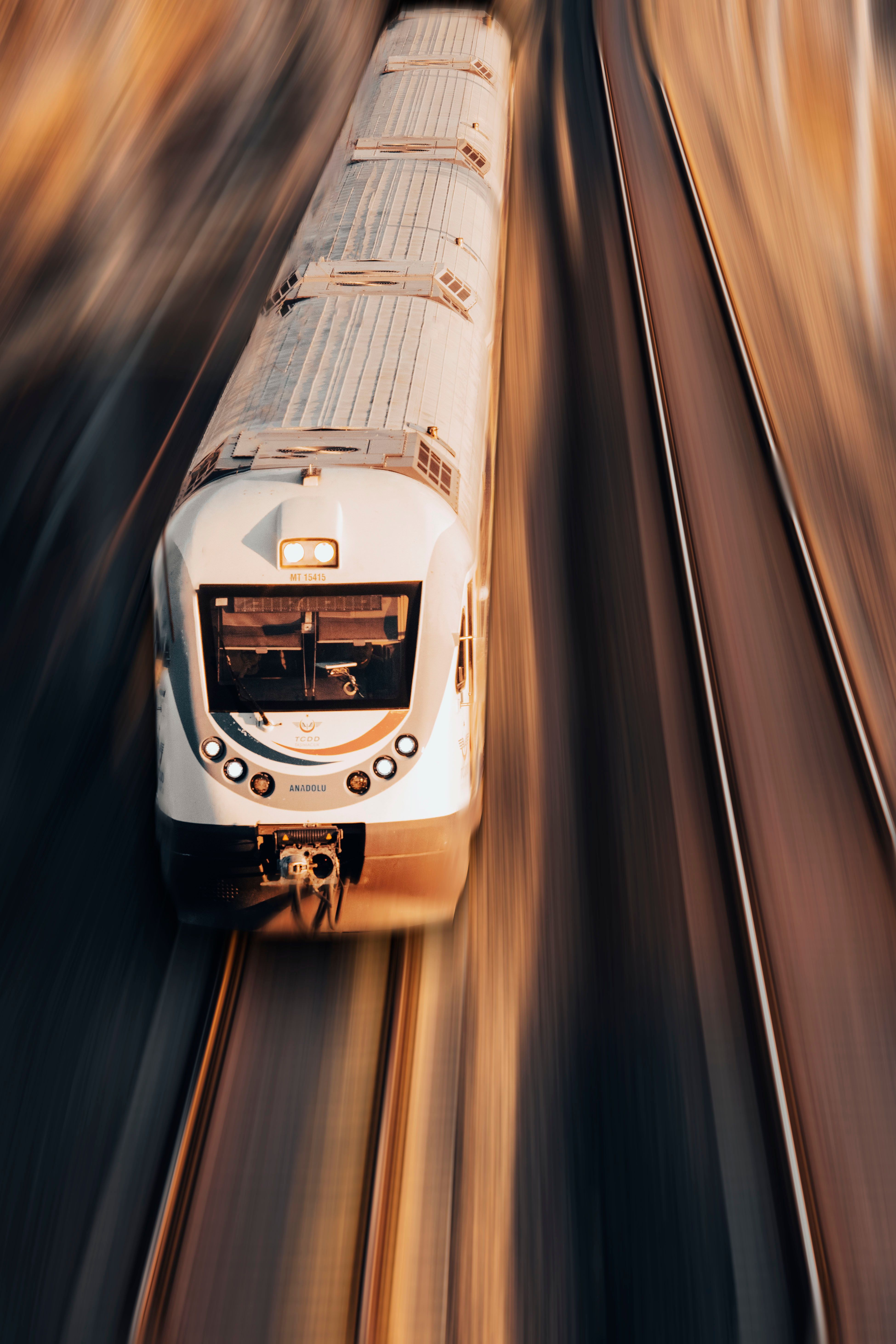 hoge snelheid trein op modern station perron