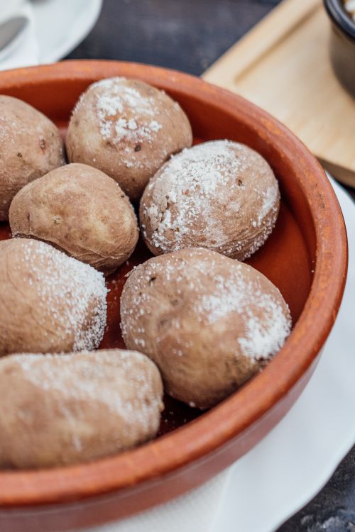 Free Close-up of salted potatoes in a brown bowl, perfect for culinary presentations. Stock Photo
