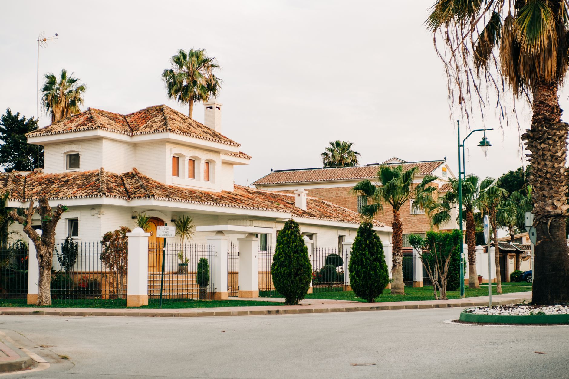 Straat in een Spaanse woonwijk in de provincie Málaga in Andalusië.