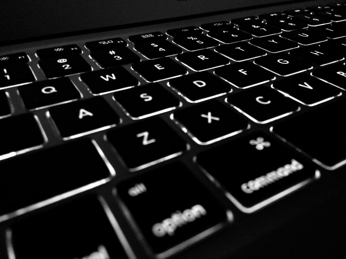 ChatGPT Mobile iPhone Android : univers technologique et futuriste