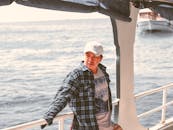 一个年轻人在船上，面朝大海，享受着休闲时光