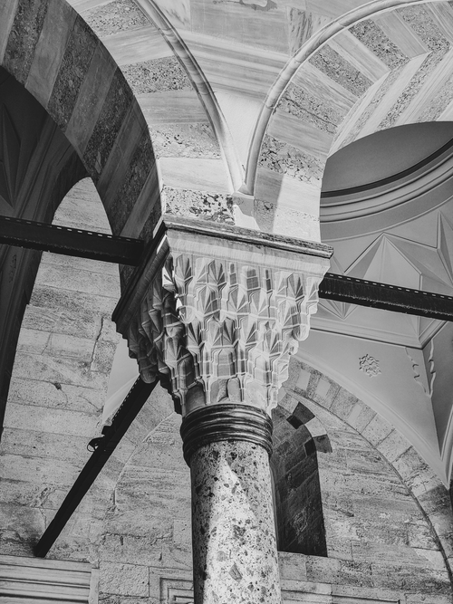Free Black and white view of an intricately designed column inside a historic building in Istanbul. Stock Photo