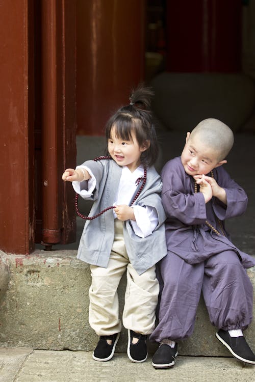 Niño Y Niña, Sentado, En, Puerta