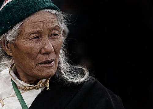 Femme Portant Un Haut Noir Et Blanc