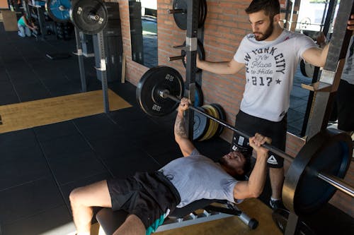 Hombre Acostado Mientras Hace Barra