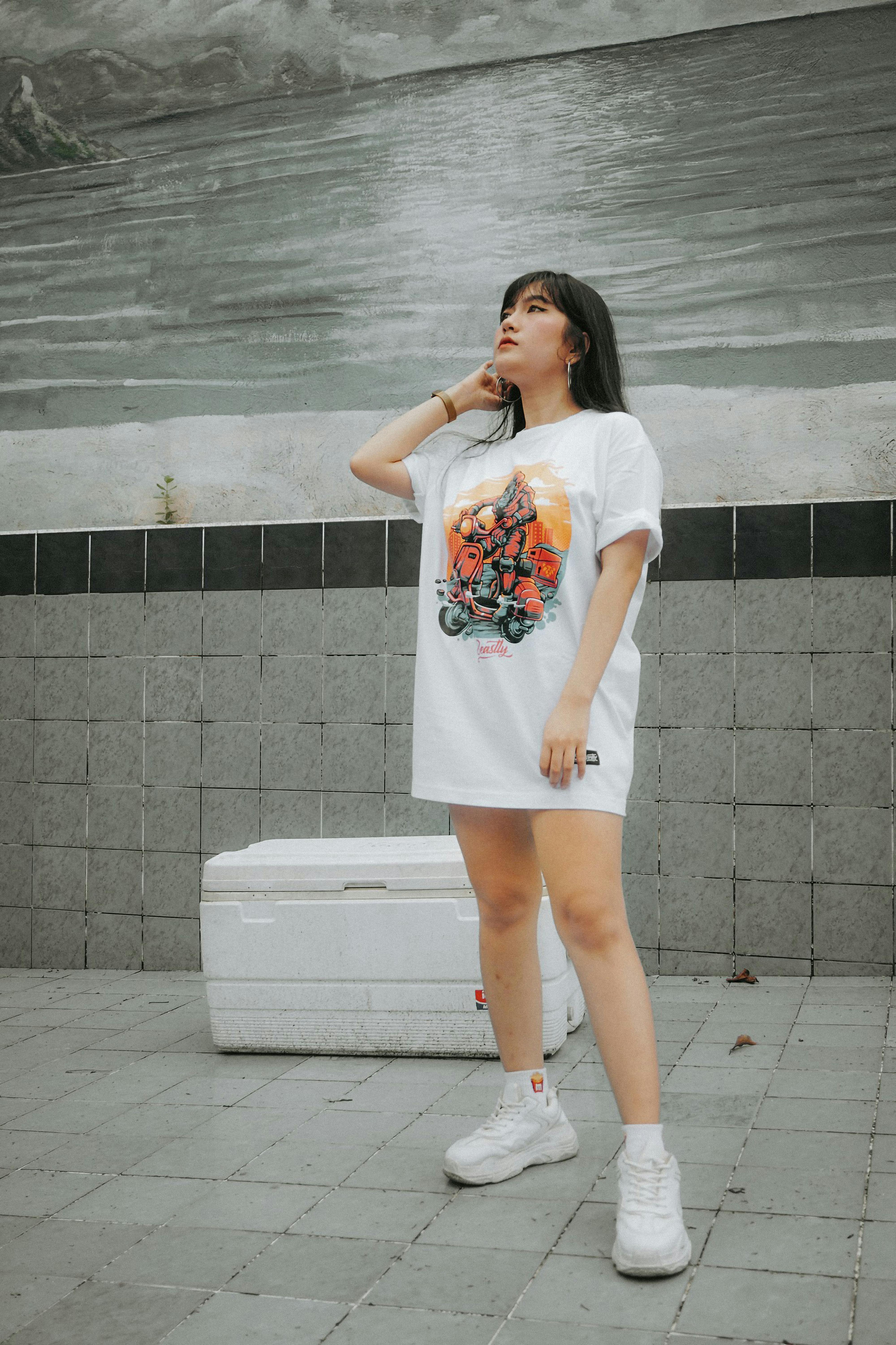 t shirt with sneakers