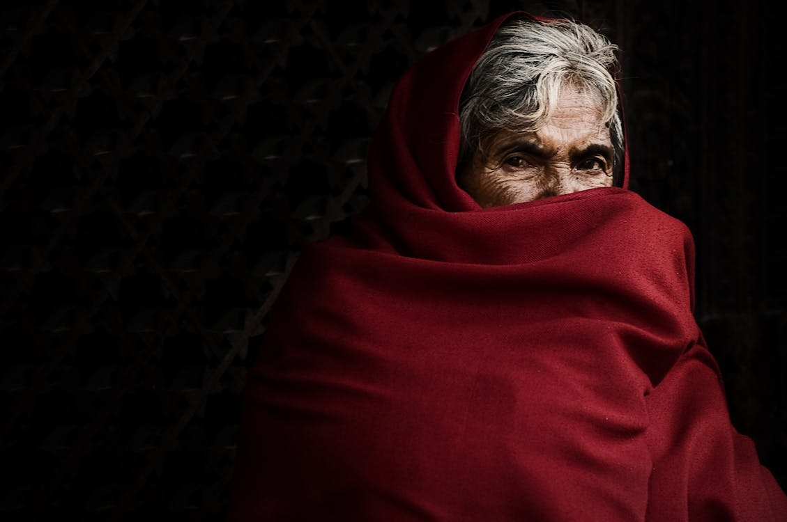 無料 赤い毛布で顔を覆っている人 写真素材