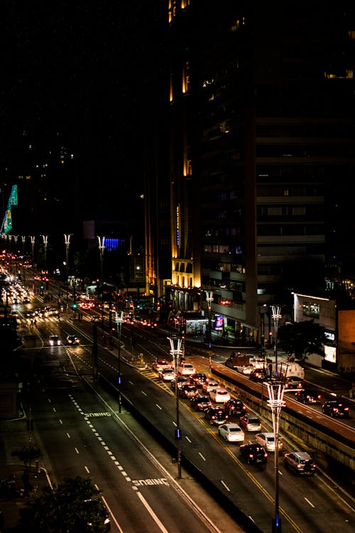 arabalar, gece, gece fotoğrafı içeren Ücretsiz stok fotoğraf