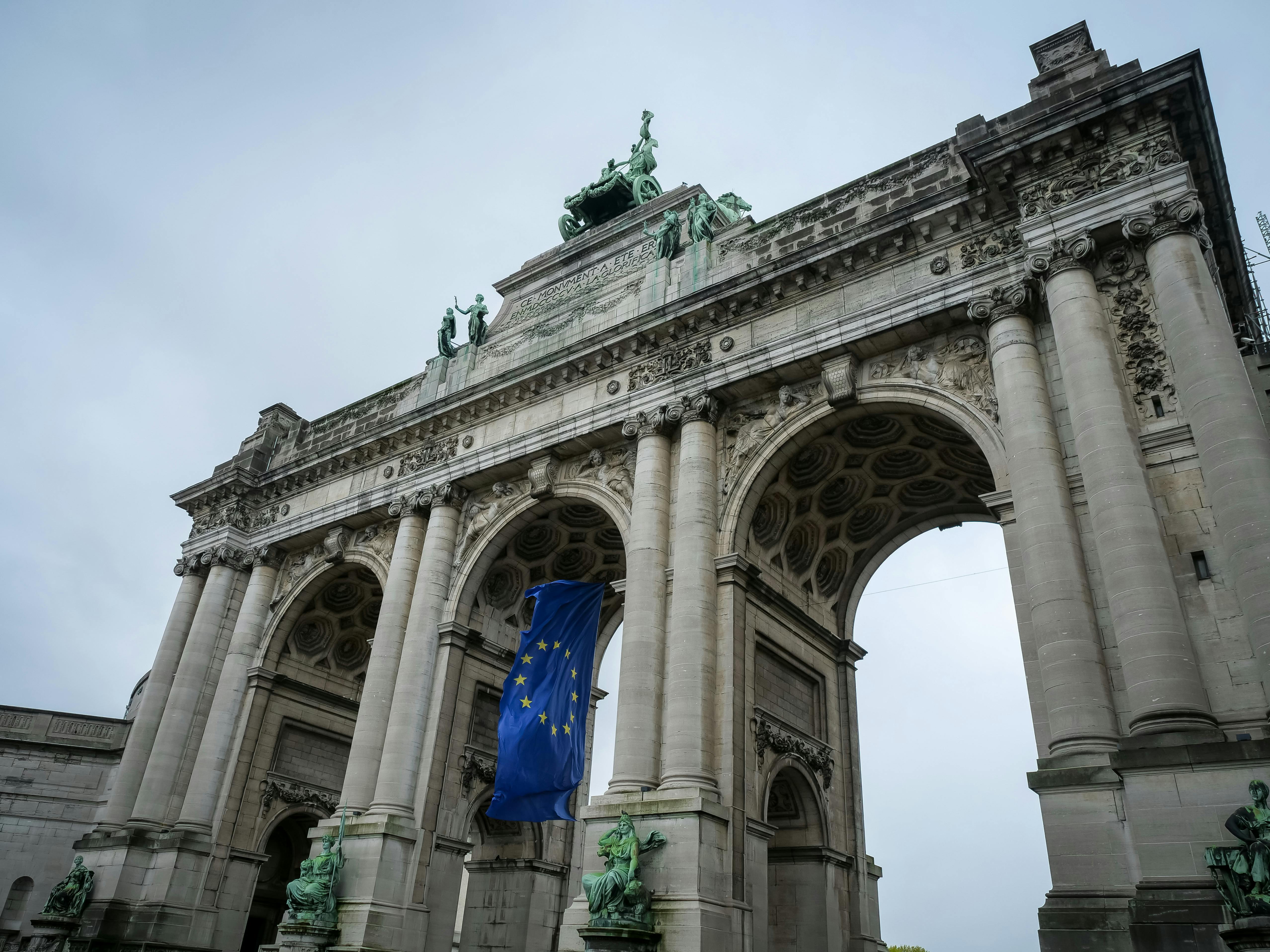 triumph arch on a square in brussels